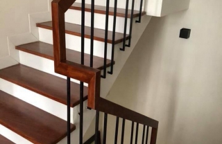 Cầu thang sắt tay vịn gỗ SG11